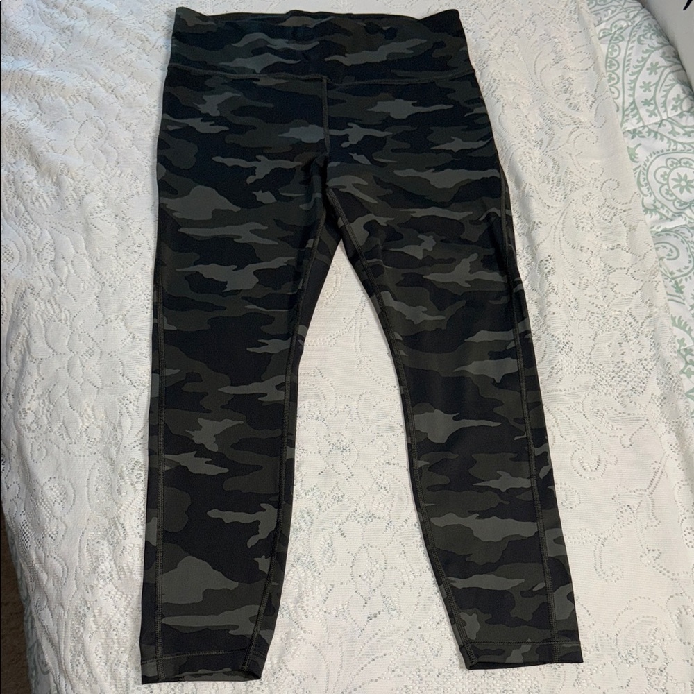 Athleta Ultimate 7/8 Tight Green Camouflage leggings